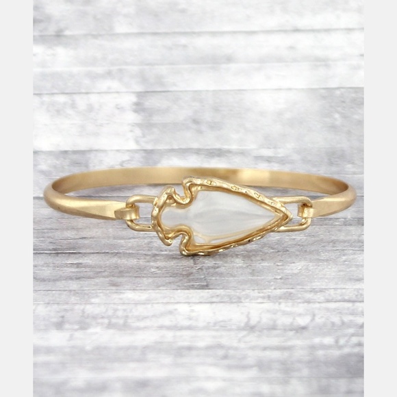Jewelry - *3/$22* GOLDTONE ARROWHEAD BANGLE BRACELET